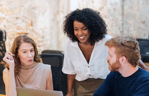 Afbeelding van medewerkers die hun budgetgebruik bespreken